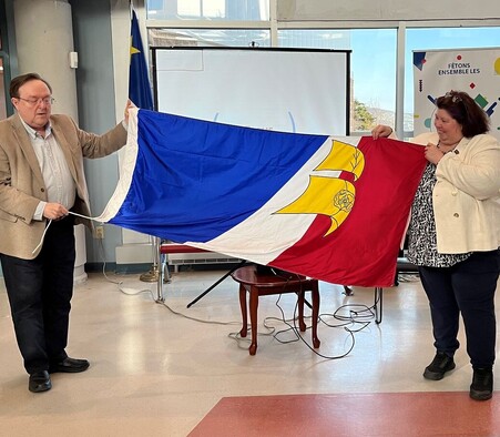 Remise du drapeau francophone levé en 1992 à l'Édifice de la Confédération