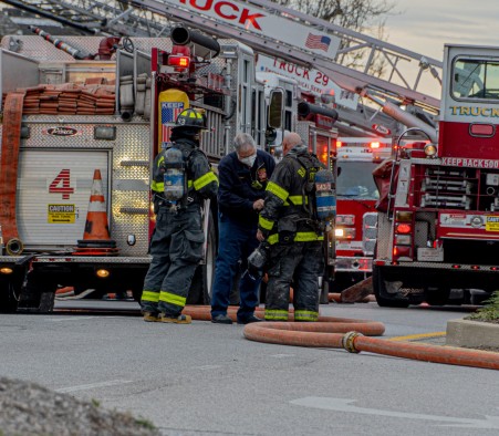 Le Code de la route de Terre-Neuve-et-Labrador interdit de rouler sur les tuyaux de lances à incendie et de suivre de trop près les véhicules d'urgence