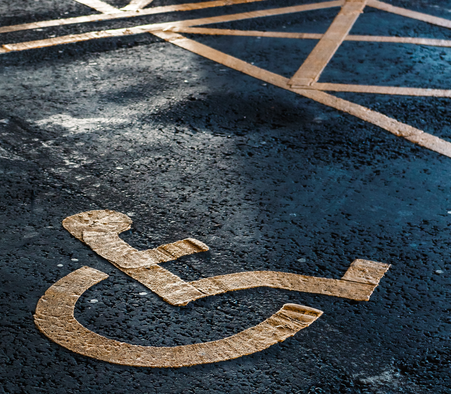 700 dollars d'amende en cas de non respect du stationnement désigné pour personnes à mobilité réduite